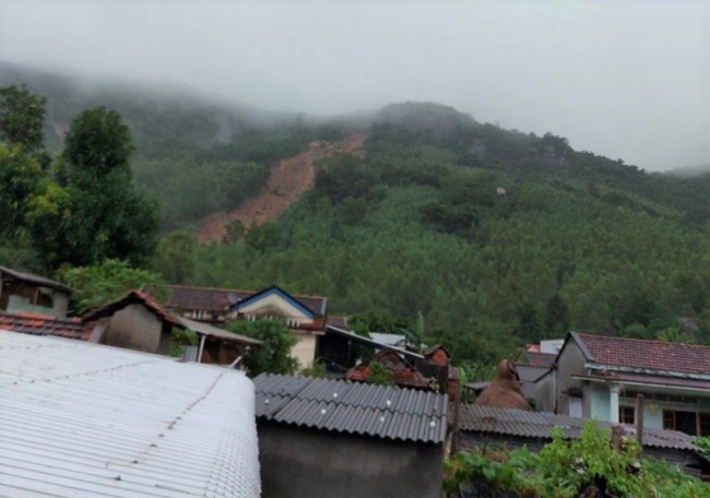 Núi Cấm (Bình Định) sạt lở nghiêm trọng, di dời khẩn cấp hàng chục hộ dân (16/11/2021)